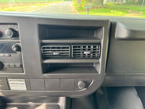 Used 2009 GMC Savana 3500 RWD image 14
