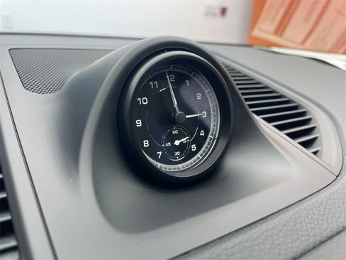 Used 2025 Porsche Macan image 9