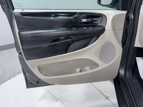 Used 2019 Dodge Grand Caravan SXT image 11