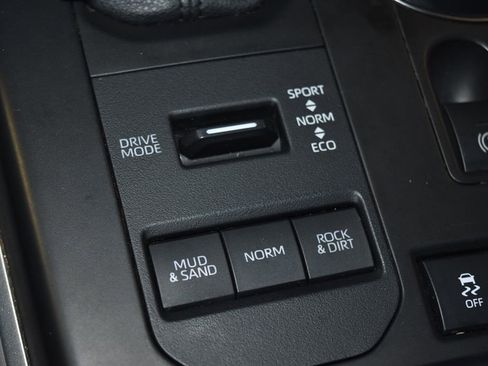 Used 2021 Toyota Highlander XLE image 16