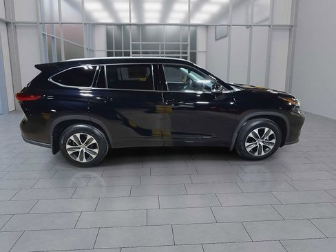 Used 2022 Toyota Highlander XLE w/ Protection Package #3 (TMS) AWD/4WD image 9