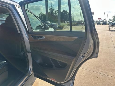 Used 2025 Volkswagen Atlas SE AWD/4WD image 19