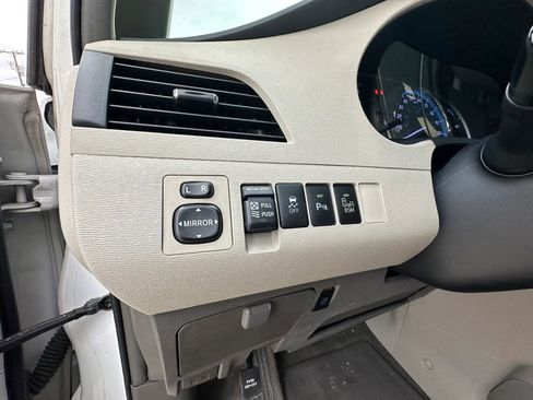Used 2013 Toyota Sienna XLE w/ Entertainment Pkg FWD image 12