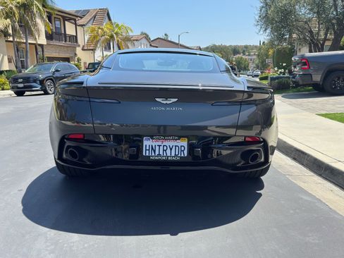 Used 2019 Aston Martin DB11 Coupe image 2