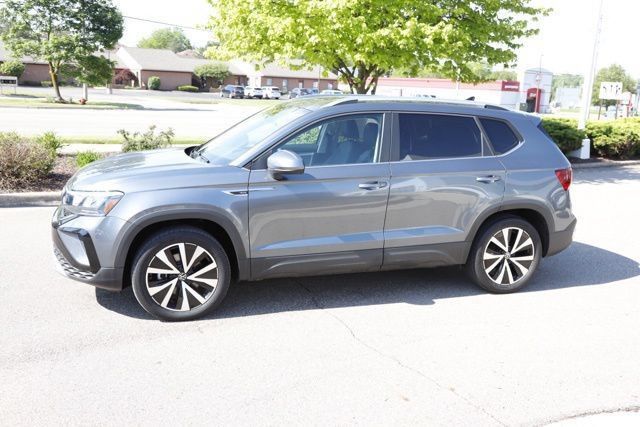 Used 2022 Volkswagen Taos SE w/ Panoramic Sunroof Package AWD/4WD image 9