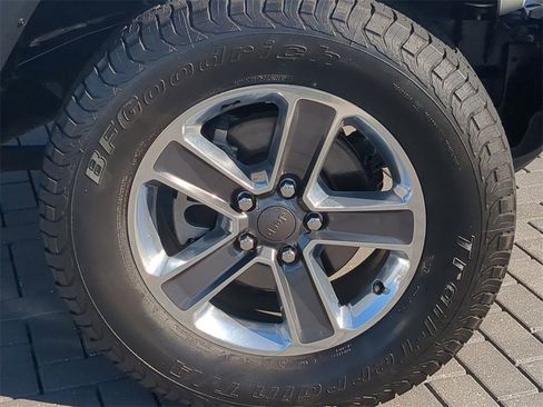 Used 2018 Jeep Wrangler Unlimited Sahara image 12