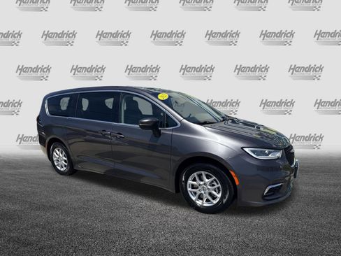 Used 2023 Chrysler Pacifica Touring-L FWD image 2
