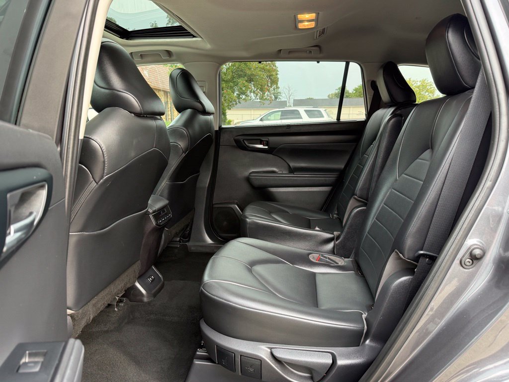 Used 2021 Toyota Highlander XLE AWD/4WD image 11