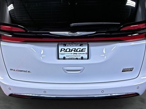 Used 2024 Chrysler Pacifica Touring-L w/ Uconnect Theater Family Group FWD image 11