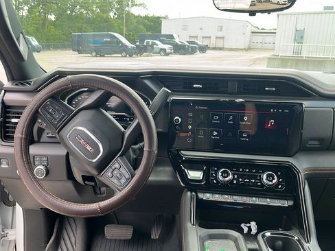 Used 2024 GMC Sierra 2500 AT4 w/ AT4 Premium Plus Package AWD/4WD image 9