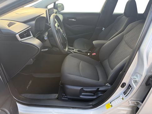 Used 2021 Toyota Corolla LE FWD image 3