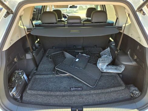 Used 2022 Volkswagen Tiguan SE w/ Panoramic Sunroof Package FWD image 18