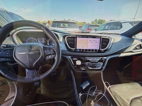 Used 2025 Chrysler Pacifica Limited FWD image 7