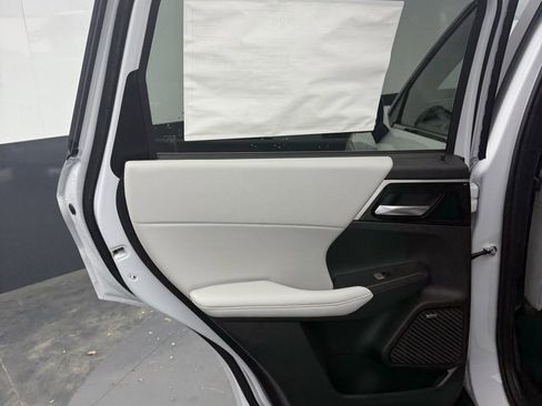 New 2025 Mitsubishi Outlander SE image 28