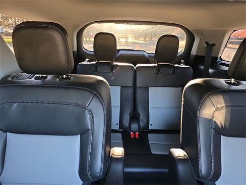 Used 2022 Ford Explorer XLT w/ Equipment Group 202A image 22