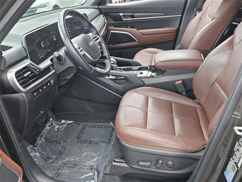 Used 2024 Kia Telluride EX w/ EX Captain's Chair Package image 5