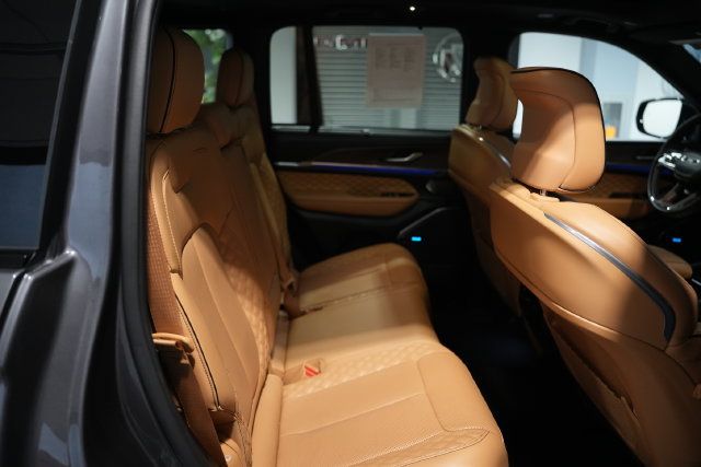 Used 2023 Jeep Grand Cherokee Summit w/ Adv Protech Group IV AWD/4WD image 18