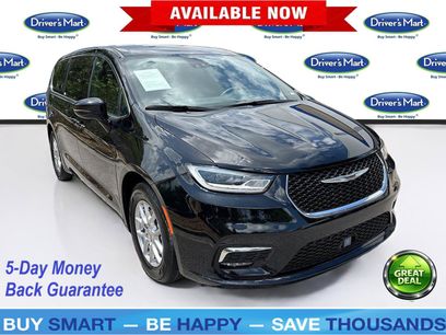 Used 2025 Chrysler Pacifica Select