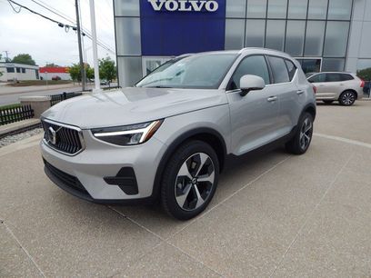 New 2025 Volvo XC40 B5 Core w/ Climate Package