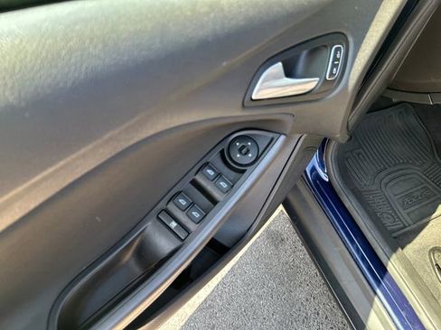 Used 2017 Ford Focus SEL w/ Cold Weather Package image 12