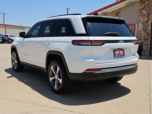Used 2023 Jeep Grand Cherokee Limited AWD/4WD image 2