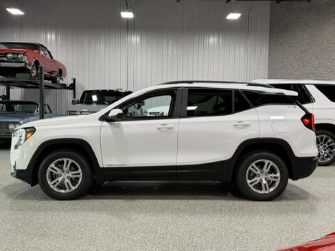 Certified 2023 GMC Terrain SLE w/ Driver Convenience Package AWD/4WD image 2