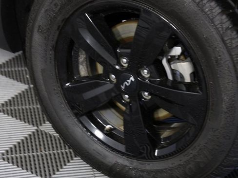 Used 2023 Kia Sorento LX image 7