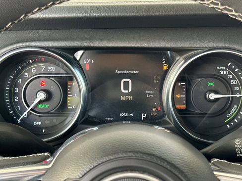 Used 2023 Jeep Wrangler Sahara image 25