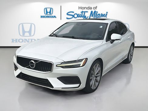 Used 2020 Volvo S60 T5 Momentum image 3