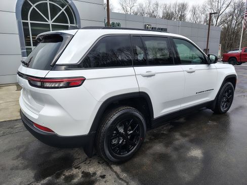 New 2026 Jeep Grand Cherokee Altitude image 14