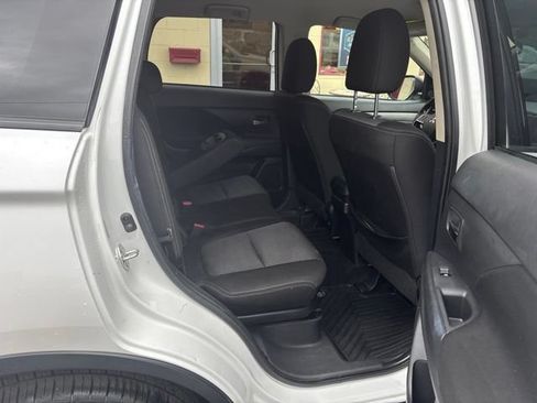 Used 2016 Mitsubishi Outlander SE FWD image 18