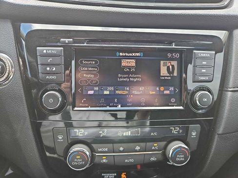 Used 2018 Nissan Rogue SV image 18