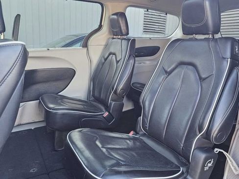 Used 2023 Chrysler Pacifica Limited w/ Uconnect Theater Family Group image 24