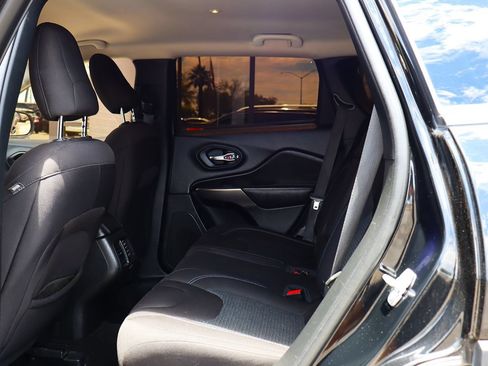 Used 2019 Jeep Cherokee Latitude w/ Popular Appearance Group FWD image 33