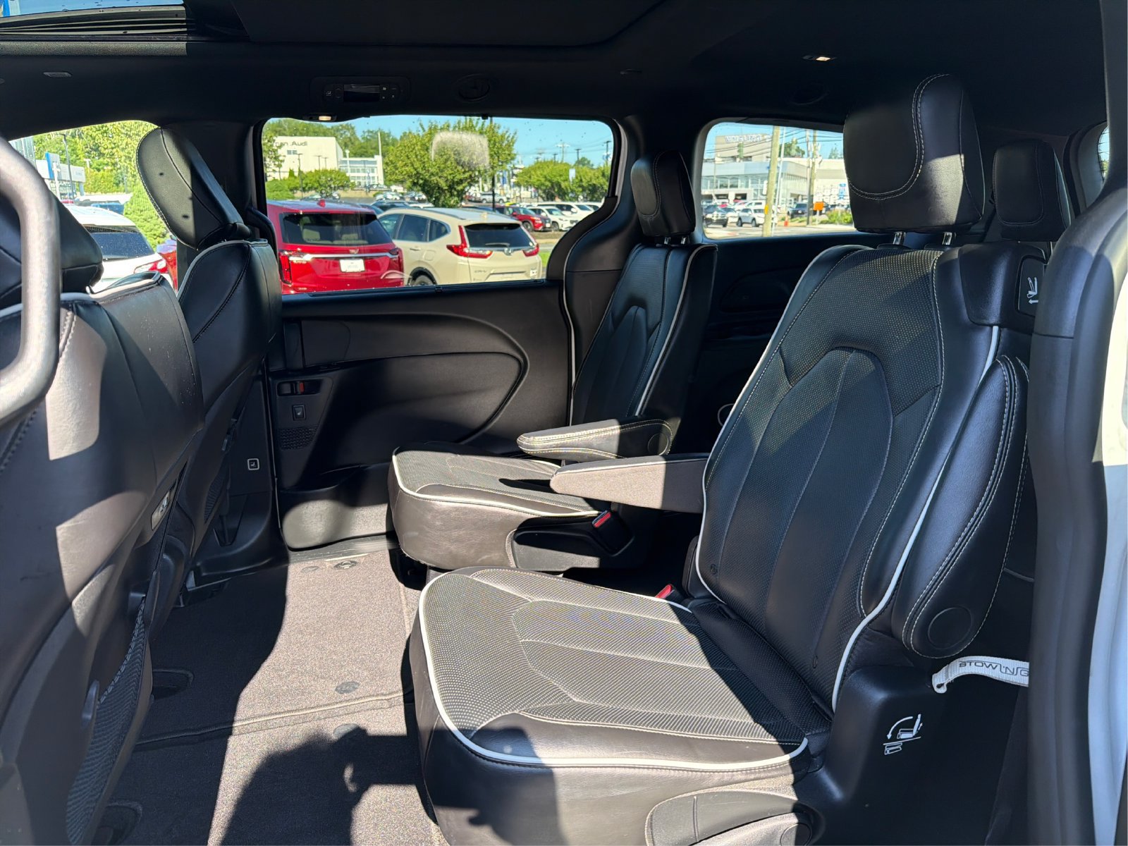 Used 2026 Chrysler Pacifica Limited FWD image 10