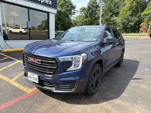 Used 2022 GMC Terrain SLE w/ Driver Convenience Package FWD image 2