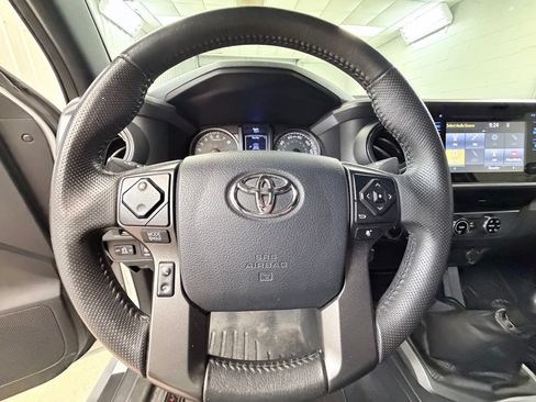 Used 2017 Toyota Tacoma TRD Sport w/ Tow Package AWD/4WD image 37