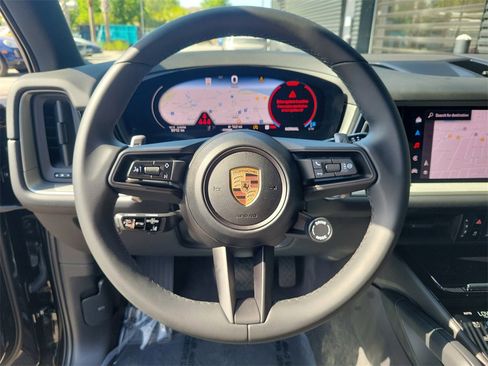 Used 2025 Porsche Cayenne image 34