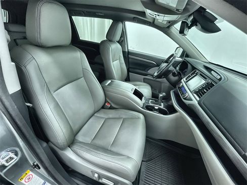 Used 2017 Toyota Highlander Limited Platinum w/ Carpet Mat Package image 29