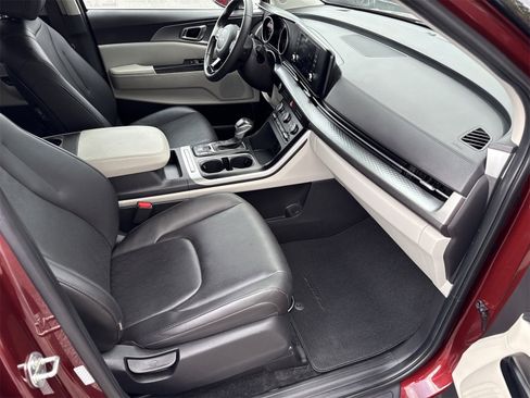Used 2024 Kia Carnival LX image 30