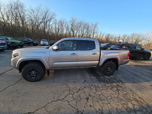 Used 2017 Toyota Tacoma SR5 image 3