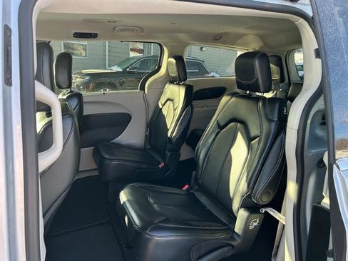 Certified 2024 Chrysler Pacifica Touring-L image 10