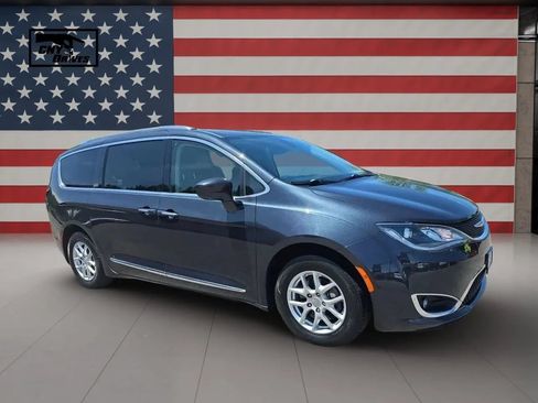 Used 2020 Chrysler Pacifica Touring-L FWD image 3
