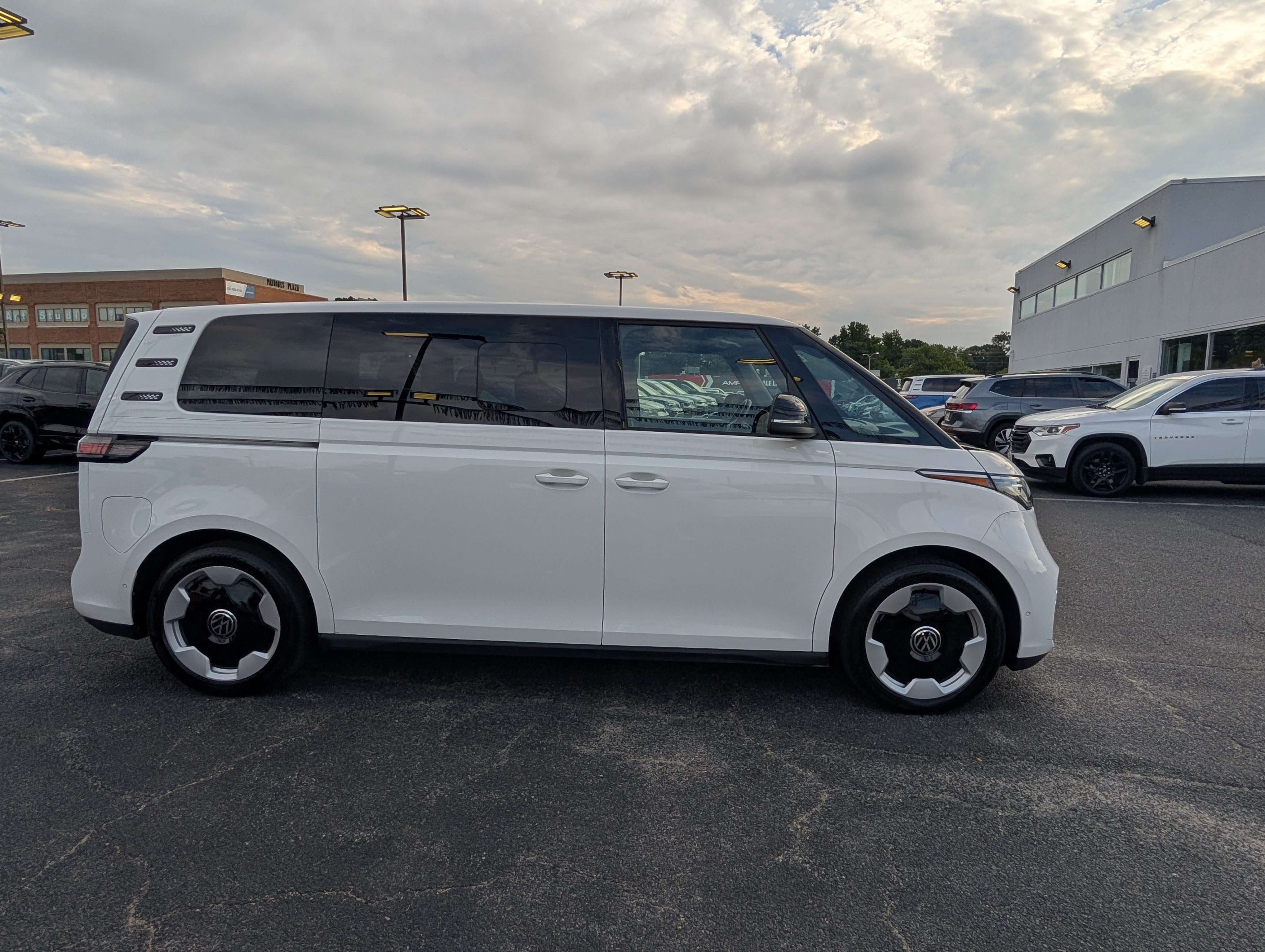 Used 2025 Volkswagen ID. Buzz Pro S RWD image 2