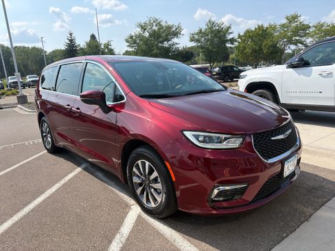 Used 2023 Chrysler Pacifica Touring-L FWD image 2