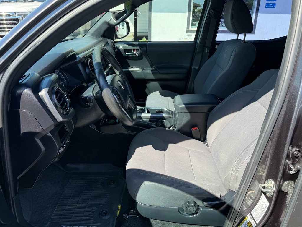 Used 2019 Toyota Tacoma TRD Sport AWD/4WD image 10