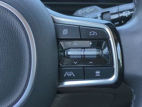 Used 2025 Kia Carnival FWD image 26