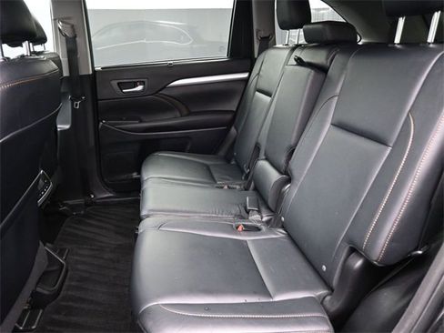 Used 2016 Toyota Highlander XLE image 12