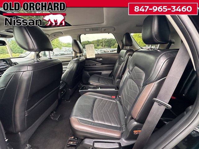 Used 2022 Nissan Pathfinder Platinum w/ Lighting Package (N92) FWD image 12