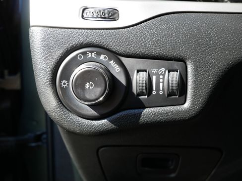 Used 2018 Jeep Cherokee Trailhawk w/ Cold Weather Group image 8